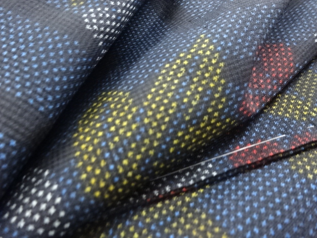  未使用品　亀甲に草花模様織り出し本場泥大島紬着物(5マルキ)